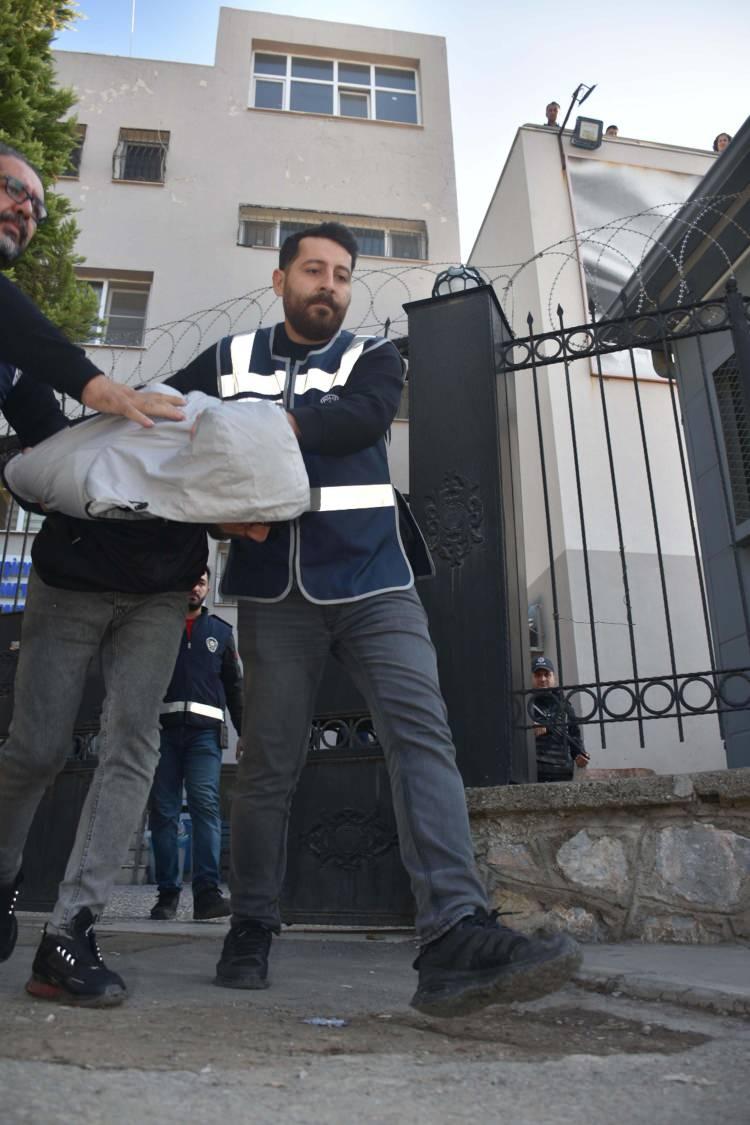 <p>İzmir’de boşanma aşamasındaki eşi Fatma Alpaslan'ı (26) görüntülü arayıp 2 çocuğunun boğazına bıçak dayayan Şiyar Alpaslan'ın (32) yargılandığı davada görevsizlik kararı verildi.</p>
<p> </p>