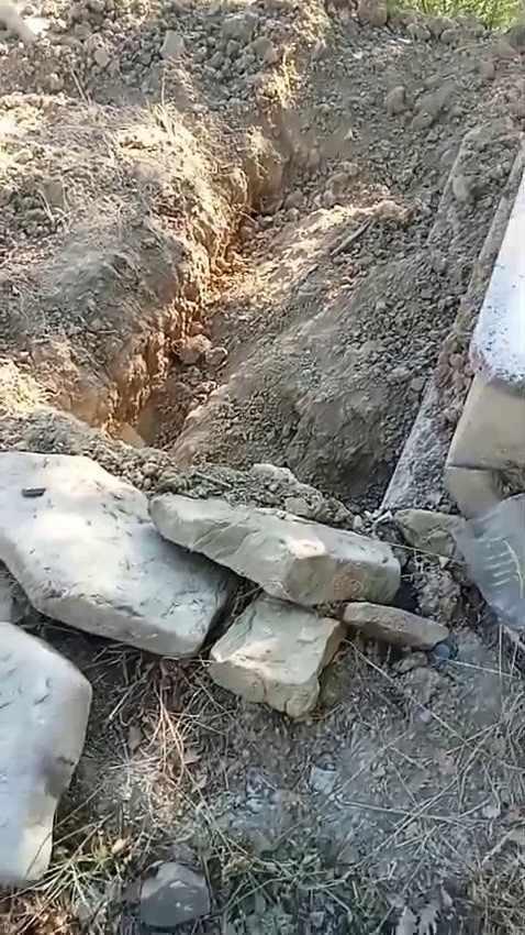 <p>Aynı bölgede bulunan Kezban Kaya’ya ait mezarında kazılmaya çalışıldığı akatrıldı. </p>