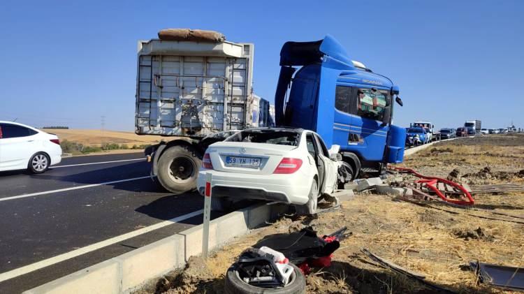 <p>Yol yapım çalışması nedeniyle trafiğin kontrollü olarak tek şeritten verildiği yolda, Osman K.’nin kontrolünü yitirdiği19 AAY 803 plakalı tır, karşı yönden gelen Avukat Mecit Gül yönetimindeki 59 YH 125 plakalı otomobille çarpıştı. </p>
