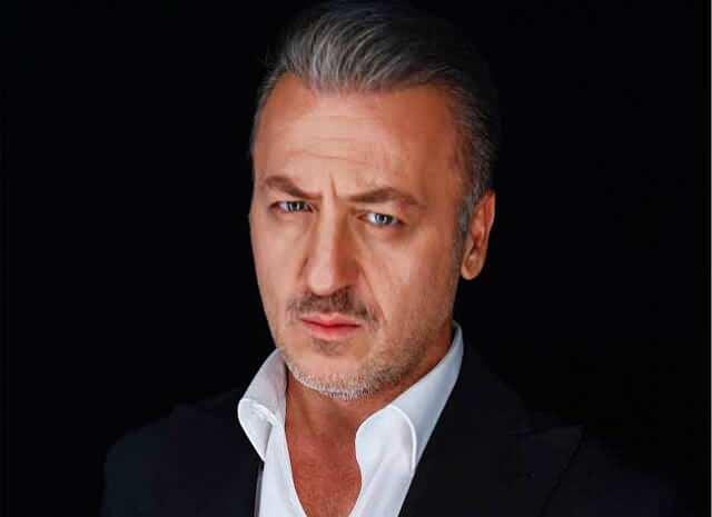 <p>Ünlü oyuncu <strong>Barış Falay</strong>, son günlerde <strong>Kuruluş Osman</strong>’ın kadrosuna katılmasıyla adından söz ettirirken, sosyal medyada gençlik yıllarına ait paylaştığı fotoğrafla yine magazin gündemine bomba gibi oturdu.</p>
