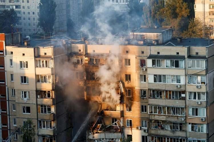 <p>Ukrayna Başbakanı Yulia Sviridenko, "Savaş boyunca ilk kez Ukrayna hükümetinin bir ana binası, düşman saldırısıyla hasar gördü" açıklamasını yaptı. Başbakan, itfaiyecilerin binadaki yangını söndürmeye çalıştığını sözlerine ekledi.</p>
