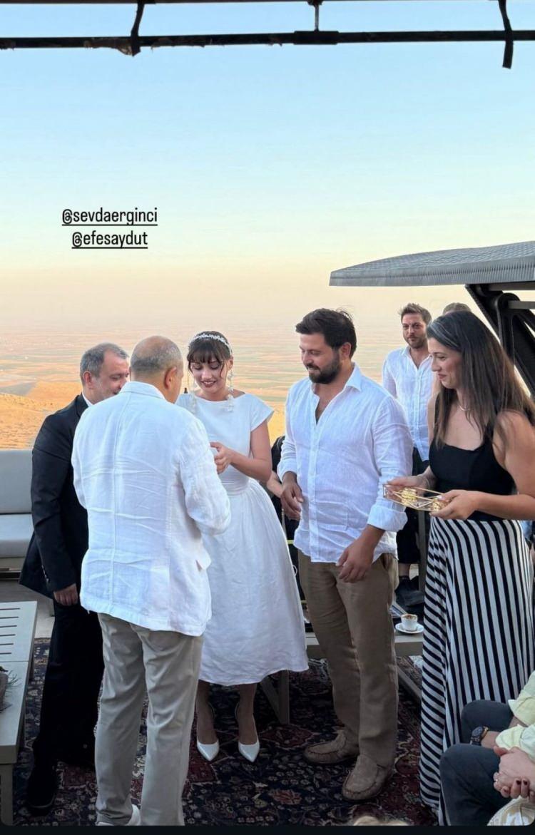 <p><strong>Sevda Erginci ve Efe Saydut, Mardin'de yakın çevrelerinin katıldığı bir nişan töreni gerçekleştirdi.</strong></p>