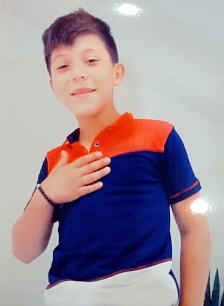 <p><span style="color:rgb(165, 42, 42)"><strong>"5 YIL SONUÇ ALAMADIK"</strong></span></p>
<p>Hayatını kaybeden Mustafa Aslan'ın babası Hüseyin Arslan, olayın ardın zor günler geçirdiklerini belirterek, <strong>"Burada iki çocuğumuzu kaybettik. Kaybetme sebebimiz, belediyelerin burada yaptığı kanalizasyon eksikliğinden dolayı oyun çağında olan çocuklar burada oynarken suya kapılıyorlar. Suda da görünmeyen büzün içinde ölüyorlar. Olayda bir çocuğumuzu da buradan geçen biri kurtarıyor. Bugün gelen keşif heyeti detaylı bir şekilde inceledi, inşallah bir sonuç verir. Gerçekten 5 yıla yakın bir süreç oldu bir sonuç alamadık. Aileler olarak buna üzülüyoruz. Bundan sonraki neticede suçlu belli olur."</strong> dedi.</p>