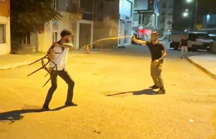 <p>Mustafa A. elindeki sandalye ile polis memurunun koluna vurup yaralarken, babası Ali A. ise elindeki bıçakla önce çevredeki vatandaşlara, sonra da polis memuruna saldırdı</p>