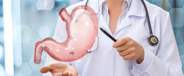 <p>Doktorları Deniz Ağca’ya <strong>böbrek nakli</strong> gerektiğini söylediğinde Ağca, kimseden böyle bir şey isteyemeyeceğini söylemesi üzerine 20 yıllık eşi polis memuru <strong>İsmail Ağca</strong> ona, <span style="color:#800080"><em><strong>“Senin böbrek aramana gerek yok, ben sana doğum günü hediyesi olarak böbreğimi veririm,”</strong></em></span> dedi.</p>
