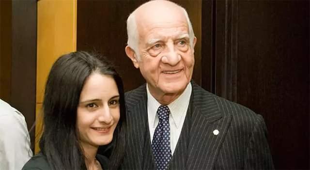 <p>Koç Ailesi’nin üçüncü kuşak temsilcisi <strong>İpek Kıraç</strong>, yoğun bakımda tedavi gören babası <strong>İnan Kıraç</strong>’ın doğum gününü sosyal medyada paylaştığı <strong>duygusal bir fotoğrafla kutladı.</strong></p>
