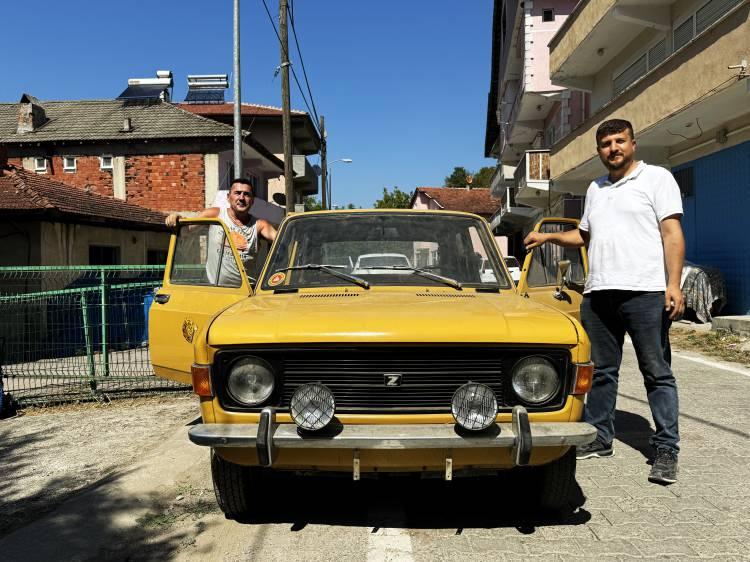 <p><span style="color:#A52A2A"><strong>44 YILDIR GARAJDA </strong></span></p>
<p>Aracın Türkiye'ye 1981 yılında geldiğini belirten Abidin Bostancı, <strong>"Almanya'dan geldiği gibi garaja girdi. Burada 1-2 defa kullanıldı, ondan sonra hep garajda kaldı. 44 yıldır garajda duruyor ama tertemiz duruyor. Çok sağlamdır."</strong> dedi.</p>