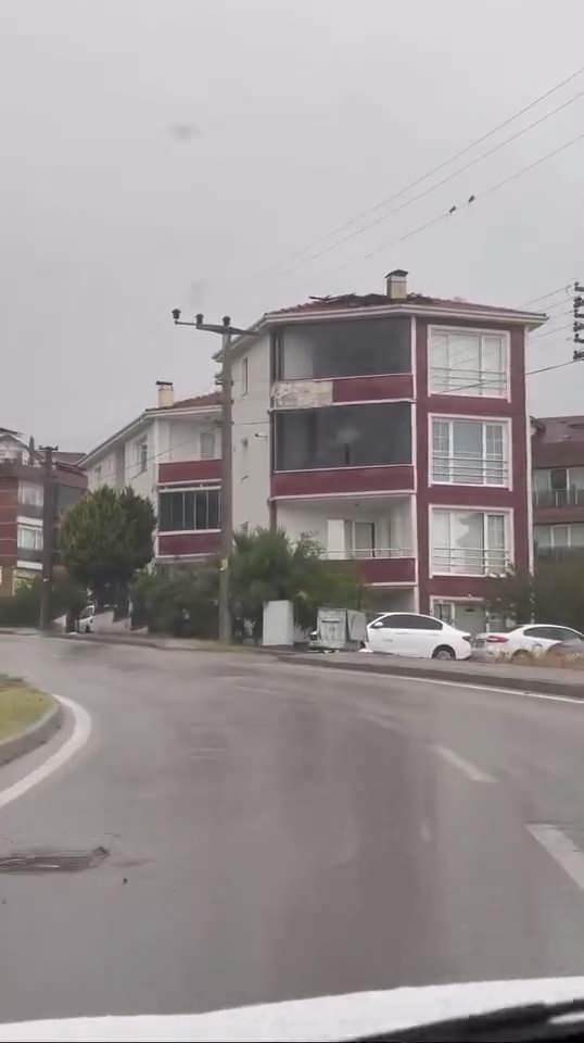 <p><span style="color:rgb(51, 51, 51)">Meteoroloji yetkilileri, yağışların gün boyunca aralıklarla devam etmesinin beklendiğini belirterek vatandaşları dikkatli olmaları konusunda uyardı.</span></p>
