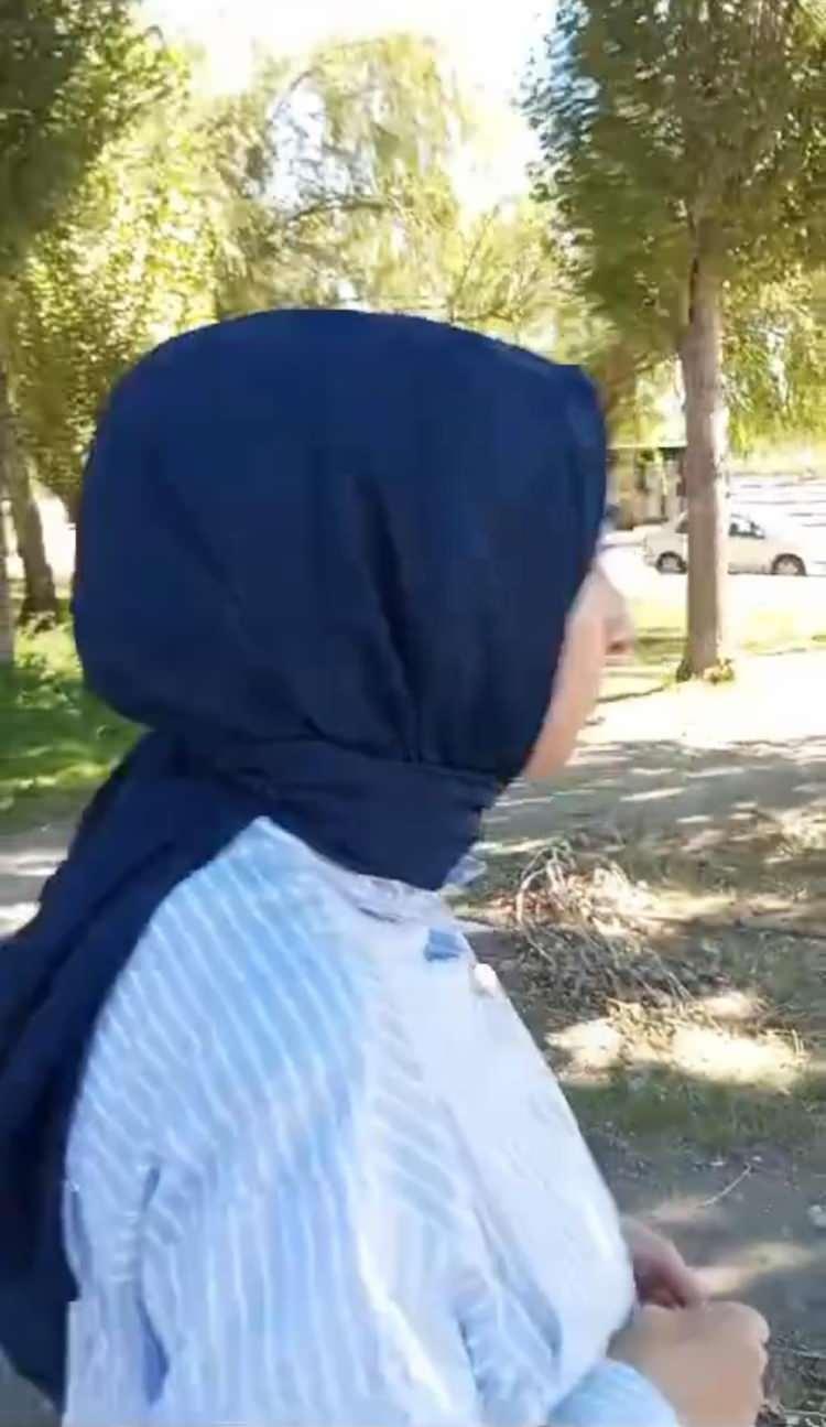 <p><strong>Dediler belki bulaştır. Defalarca gittik, bulaş değildi. Taşıyan kişiler olsa, jandarma olsa, ekipler olsa. Hepsine baktılar. En son gittiğimizde 109 kişiye bakmışlar, bulaş değil. Bu ne anlama geliyor. İki erkeğe ait DNA vardır, onlar Rojin'e zarar vermiş. Hem boğazında zarar var, hem sırtında, ayağında. Serçe parmağı kırıktır. Bunlar hepsi delildir, tespittir, kanıttır. Kızımı katletmişler. Ama Van 100. Yıl Üniversitesi yangından mal kaçırır gibi aceleden dediler intihar etmiş. Kızım, kesinlikle intihar etmemiş. Van ve Diyarbakır Barosu yazılı açıklama yaptı. Dediler, 'Bulaşın sonu geldi, bulaş değil.'</strong></p>