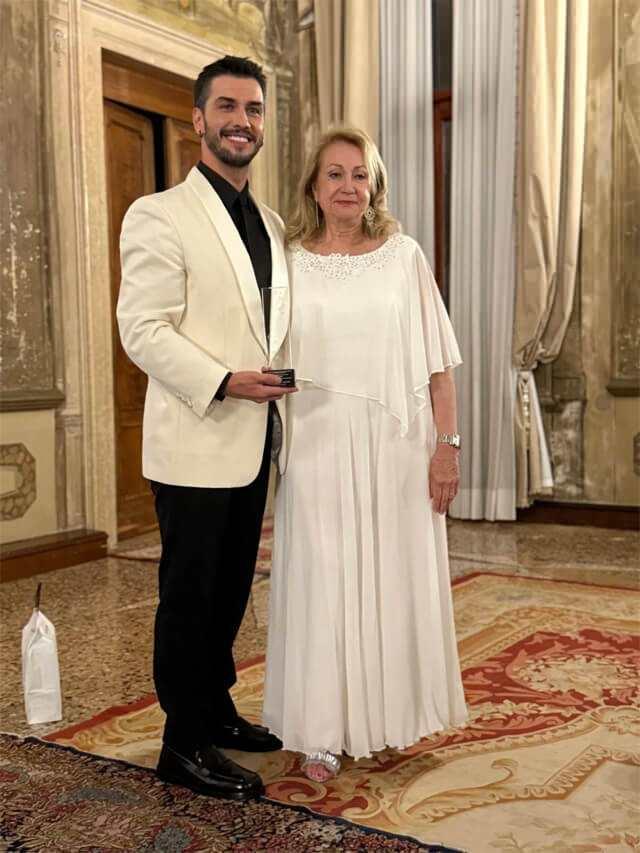 <p>Aydın, sosyal medya hesabından <span style="color:#800080"><strong><em>“30 Ağustos Zafer Bayramı gibi özel bir günde bu ödülü almak benim için büyük onur”</em></strong></span> diyerek hem mutluluğunu takipçileri ile paylaştı hem de kendisini beğenip bu ödüle layık gören herkese teşekkürlerini iletti.</p>