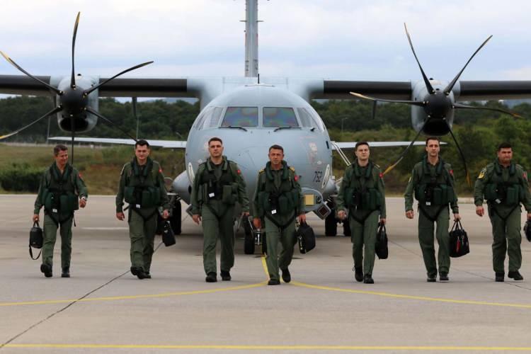 <p>Adını, Türkiye'nin Kıbrıs'taki ilk hava harp şehidi olan Pilot Yüzbaşı Cengiz Topel'den alan ve Kocaeli'nin Kartepe ilçesinde konuşlu bulunan Topel Deniz Hava Üs Komutanlığı, Türkiye'nin mavi vatandaki hak ve menfaatlerini başarılı görevler ile koruyor. Türk Silahlı Kuvvetleri'nin çok önemli konumunda bulunan Deniz Hava Komutanlığı bünyesindeki P-72 Deniz Karakol Uçağı, adeta ülkenin gökyüzündeki kalesi olarak görev yapıyor. Türk Deniz Kuvvetleri'nin seçkin birliklerinden 301. Deniz Hava Filo Komutanlığı ise bu stratejik gücün sahadaki yansıması olarak öne çıkıyor.</p>