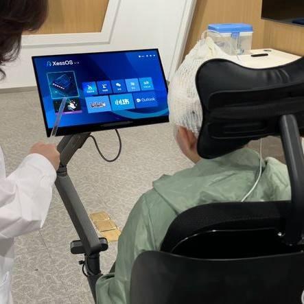 <p>Nitekim son klinik denemelerde, beyinlerine kortikal elektrot yerleştirilen hastalar akıllı telefon uygulamalarını yönetti ve yalnızca düşünce gücüyle satranç oynadı.</p>
