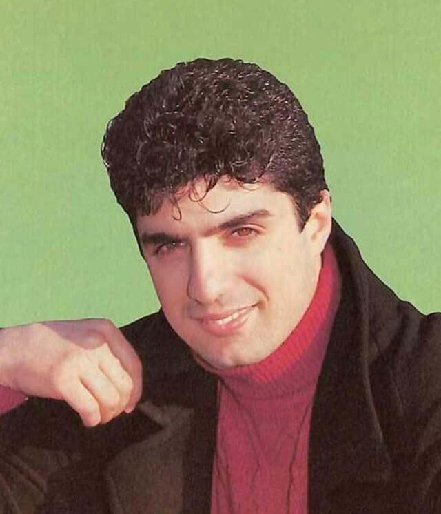 <p><em><span style="color:#800080"> "'<strong>Kim bu çocuk?</strong>' diyor. '<strong>Bir sanatçı, sen hazırlan hemen git, bak saat 12 oldu</strong>', '<strong>Hayır, bana telefon bulun</strong>' diyor. Buna telefon getiriyorlar, Türkiye’yi arıyor, sahneye uzatıyor: '<strong>Aradığınız sesi buldum!</strong>' Karşı tarafta da: '<strong>Hemen al, gel!</strong>' diyor"</span></em> şeklinde <strong>keşfedilişini</strong> anlatıyor.</p>