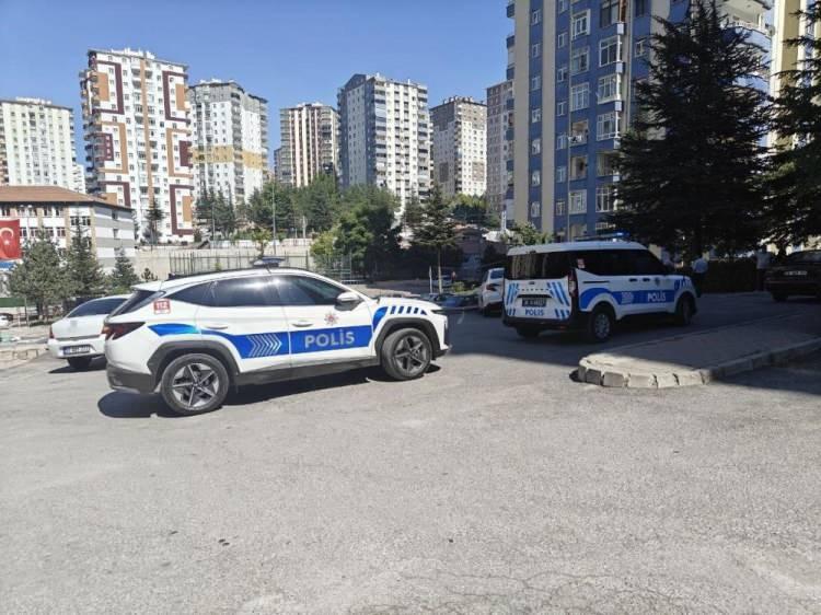 <p><span style="color:#A52A2A"><strong>TAKSİCİ ÖLDÜRÜLDÜ </strong></span></p>

<p>Akşam saatlerinde Kocasinan ilçesi Doğu Terminali Kümeevleri'nde meydana gelen olayda; daha önceden aralarında husumet bulunan M.D. ile H.Ş. arasında henüz bilinmeyen bir sebepten tartışma çıktı. Tartışmanın büyüyerek kavgaya dönüşmesi üzerine H.Ş., yanında bulunan bıçakla M.D.'yi karnından bıçakladı. İhbar üzerine bölgeye polis ve sağlık ekipleri sevk edildi. Polis ekipleri çevrede güvenlik önlemi alırken, sağlık ekipleri de ağır yaralanan M.D.'yi olay yerindeki ilk müdahalenin ardından ambulansla hastaneye kaldırdı. M.D. kaldırıldığı hastanede yapılan tüm müdahalelere rağmen hayatını kaybetti. M.D.'nin cansız bedeni hastane morguna kaldırıldı</p>
