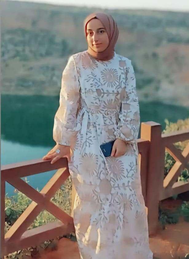 <p><strong>"CEZASINI ÇEKSE, BİZ AZ DA OLSA NEFES ALACAĞIZ''</strong><br />
<br />
Acılı baba tek isteğinin suçlunun cezasını çekmesi olduğunu belirterek, <strong>"Onlar yakalansa, cezasını çekse, biz az da olsa nefes alacağız. Allah, kimsenin başına getirmesin. Ölüm sebebi belli olmazsa o daha da büyük bir acıdır. Çocuğuma ne oldu, kim ne yaptı, neden yaptılar 3 günlük bir öğrenciye. Ne kadar bu soruları soruyoruz maalesef cevap alamıyoruz. 'Çalışıyoruz, bakacağız, çıkartacağız' cevaplarını alıyoruz. Avukatlarımız soru soruyor, önemli sorular vardır. O soruların cevabı gelirse kesin ve kesin olay çözülür. Mesela, kulağın içindeki larvalar, onun cevabını istiyorum, avukatlarımız istiyor. Bakacağız bakacağız, 11 aydır hala aynıdır. Rojin'in akciğerinde su yoktur, onun cevabını da alamıyoruz. Kaç gün suda kalmış, kaç gün önce rahmet etmiş, hangi saatte rahmet etmiş, bunların cevabı gelirse belli olur"</strong> şeklinde konuştu.</p>