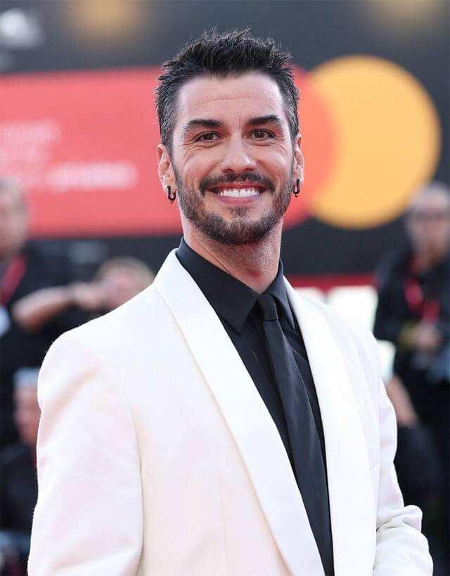 <p>Başarılı oyuncu Aras Aydın, 82. Venedik Film Festivali kapsamında düzenlenen prestijli <strong>Premio Kinéo Ödülleri’nde</strong> “Uluslararası En İyi Erkek Dizi Oyuncusu” seçildi.</p>