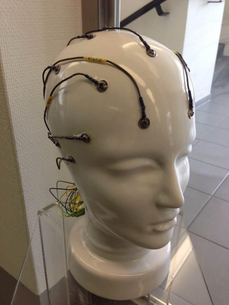 <p>Çinli BCI şirketi NeuroXess’in kurucu ortağı Phoenix Peng, yaptığı açıklamada, “Bence invazif olmayan BCI ürünleri Çin’de büyük bir pazar ivmesi yakalayacak çünkü Çin dünyanın en büyük tüketici elektroniği üretim ülkesi.” diye konuştu.</p>
