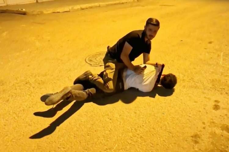 <p>Bu sırada babasının yanına koşup gelen Mustafa A. polis memurlarına, "Babama vurursan sana düşmanlık güderim, seni bulurum" diye tehdit etti.</p>