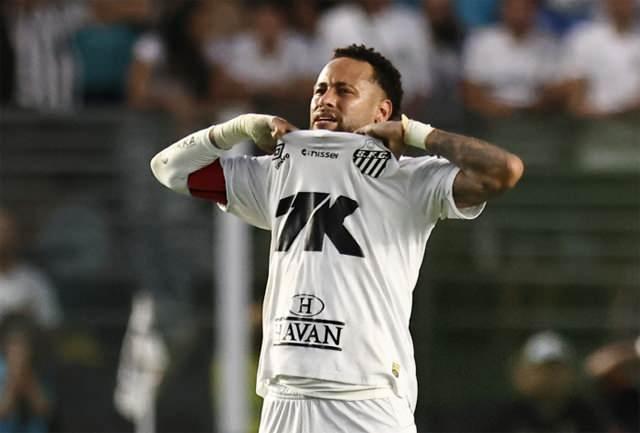 <p>Brezilya'da yaşayan 31 yaşındaki bir iş adamı, futbol dünyasında <strong>eşi benzeri görülmemiş bir olaya</strong> imza attı. Brezilya basınında yer alan haberlere göre, iş adamı hazırladığı resmi vasiyetnameyle birlikte yaklaşık <strong>6,1 milyar rand (yaklaşık 1 milyar ABD doları)</strong> değerindeki <strong>tüm servetini Neymar'a</strong> bıraktı.</p>
