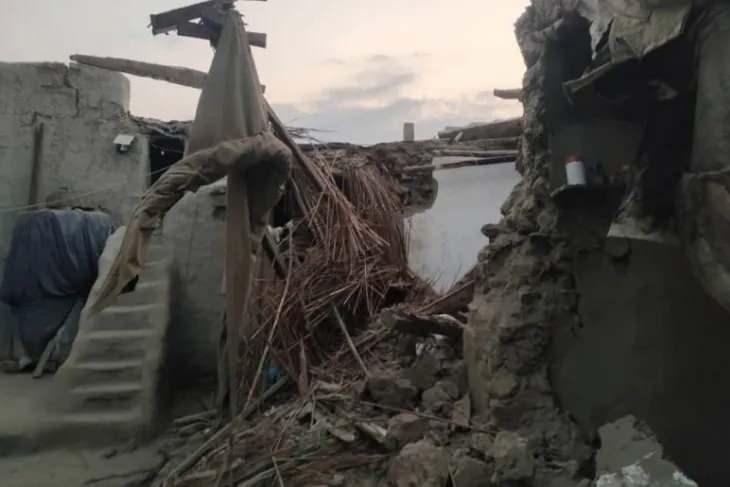 <p>Yetkili, depremde 800'den fazla kişinin yaşamını yitirdiğini, 2 bin 500'den fazla kişinin de yaralandığını, ölü sayısının yükselmesini beklediklerini dile getirdi.</p>