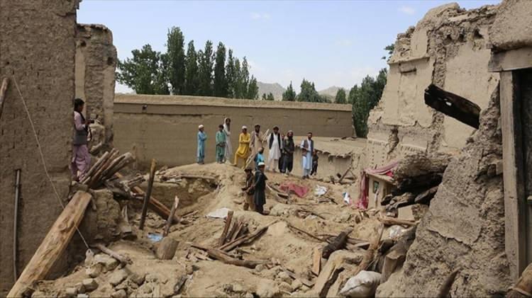 <p>Afganistan Enformasyon Bakanlığı'ndan bir yetkili, depremden en çok etkilenen bölgelerin Kunar vilayetinde olduğunu, yolların toprak kaymaları nedeniyle ulaşıma kapandığını belirten yetkili, arama kurtarma çalışmalarının helikopterlerle yürütüldüğünü söyledi.</p>