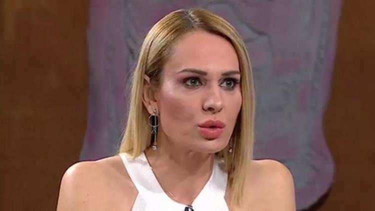 <p><span style="color:#FF0000"><strong>AMELİYAT ÖNCESİ DUA İSTEMİŞTİ</strong></span></p>
<p><span style="color:#000000"><strong>Dizinden geçirdiği ameliyat öncesi sosyal medya hesabından "Dua edin" diyerek takipçilerinden destek isteyen Karadere, operasyonun ardından paylaşım yaptı ve "1 saat önce ameliyattan çıktım. Bu kadarını beklemiyordum. Şimdi ufak ufak yürüyüş yapmam gerekiyor" ifadelerini kullandı.</strong></span></p>