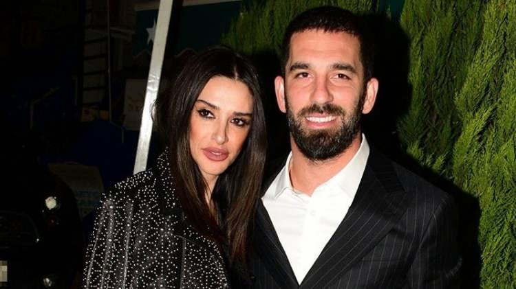 <p><span style="color:#000000"><strong>2018 yılında ünlü futbol yıldızı Arda Turan ile nikah masasına oturan Aslıhan Doğan, mutlu aile yaşantısıyla sık sık gündeme geliyor.</strong></span></p>
