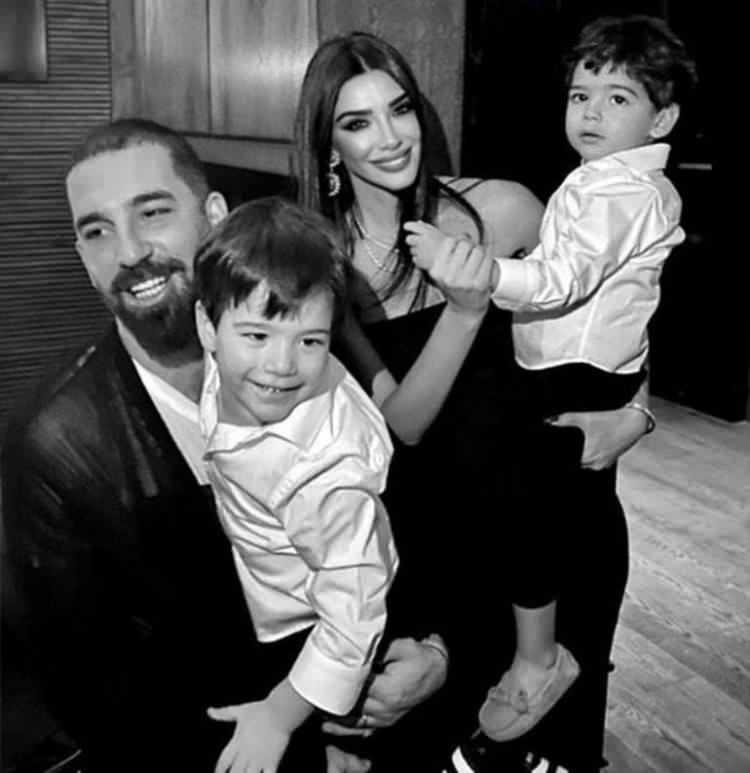 <p><span style="color:#000000"><strong>"Hamza Arda" ve "Asil Aslan" adında iki oğlu bulunan çift, sosyal medya hesabından yaptıkları paylaşımlarla ilgi odağı haline gelirken Aslıhan Doğan Turan, geçtiğimiz günlerde Nişantaşı'nda objektiflere takıldı.</strong></span></p>
