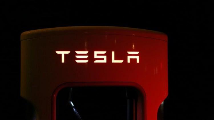 <p><span style="color:#B22222"><strong>İSVİÇRE</strong></span></p>
<p> </p>
<p>Tesla Model Y</p>