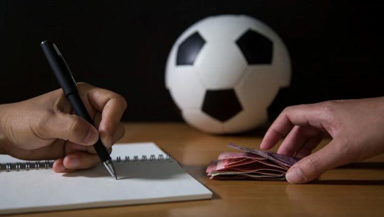 <p>Premier Lig, iki yaz önceki transfer rekorunu (2,8 milyar) geliştirerek yine zirvede kaldı.</p>