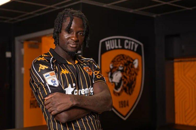 <p>David Akintola ➡ Hull City</p>