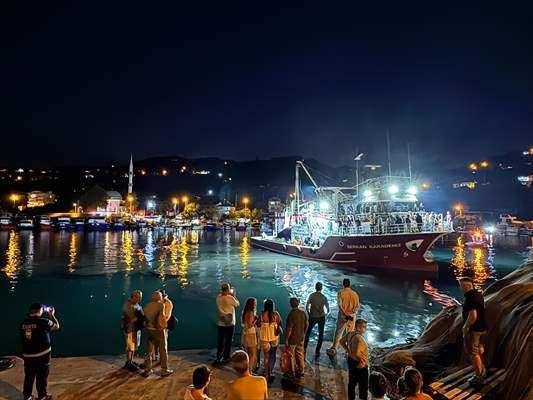 <p>Balıkçıların sezon açılana kadar tekne ve ağ bakımlarını yaptığını ifade eden Erol, <strong>"Bu emek ve gayretin karşılığının alınması için tüm balıkçılarımıza dua ediyoruz."</strong> dedi.</p>
<p>Büyükşehir Belediye Başkanı Mehmet Hilmi Güler ise yeni av sezonunun hayırlı olması temennisinde bulunarak, belediye olarak balıkçıları her yönden desteklediklerini söyledi.</p>