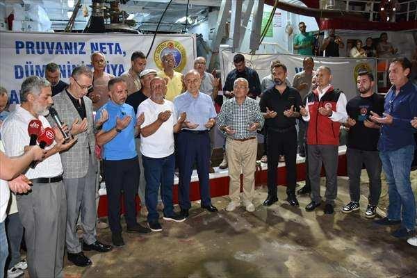 <p>Sadece hamsiye değil diğer deniz ürünlerine de ağırlık verilmesini isteyen Güler, tüm balıkçıların bol ve bereketli bir sezon geçirmeleri dileğinde bulundu.</p>
<p>İl Tarım ve Orman Müdürü Bayram Ay da balıkçılara bereketli bir sezon geçirmeleri temennisinde bulundu.</p>