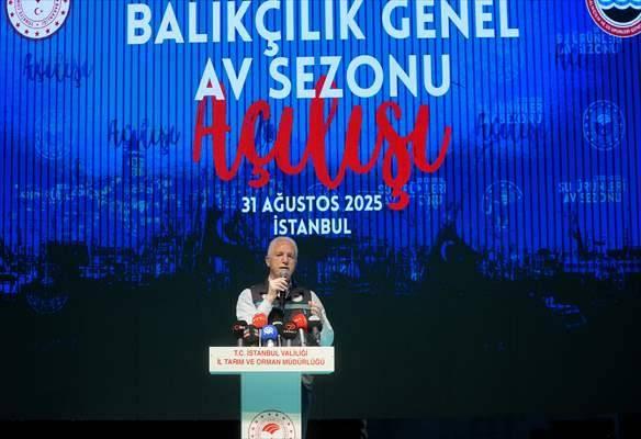 <p>Balıkçılığın önemini vurgulayan Gül, <strong>"Bizim nesilde hepimizin kitaplardan okuduğu şu altın yumurtlayan tavuk meselesi vardır. Altın yumurtlayan tavuk aslında balıkçılık sektörünü çok güzel anlatıyor. Biz kuralları koymazsak, kuralları uygulamazsak ya da kuralları herhangi bir sektörün, herhangi bir kesimin söylediği gibi yaparsak altın yumurtlayan tavuğu kesmiş olacağız. Sorunları TBMM'nin komisyonu başta olmak üzere Tarım Bakanlığı, sektör, odalar, balıkçılık yapan esnaf arkadaşlarımız hepiniz biliyorsunuz. İnşallah zaman içerisinde doğa da imkan sağladığı müddetçe bu sorunlar birer birer çözülür."</strong> ifadelerini kullandı.</p>
<p> </p>