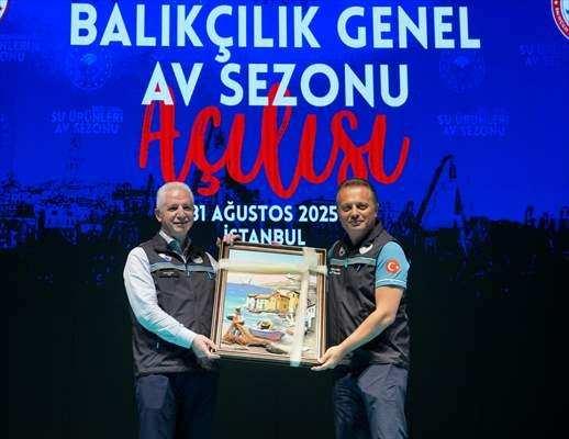 <p>Gül, denizlerin temiz, avlanma araçlarının da bir standardı olması gerektiğini vurgulayarak, şöyle devam etti:</p>
<p><strong>"Hem zamana uyacağız hem de aynı zamanda nerede avlanacağımızı kendi içimizde belirleyerek, bunlara uymuş olacağız. Son yıllarda gerek teknelerin yapıldığı tersaneler gerek teknelere verilen yakıt gerekse de sektöre verilen balıkçı barınakları başta olmak üzere limanlarımız, satış yerleri, her biri bir öncekinden daha iyi. Yeter mi? Yetmez. Halen ihtiyaç var. Her alanda olduğu gibi balıkçılık sektöründe de ülkemizin, İstanbul'umuzun bugünü dünden daha güzel. Ama yarını da bugünden daha güzel olacak."</strong></p>
