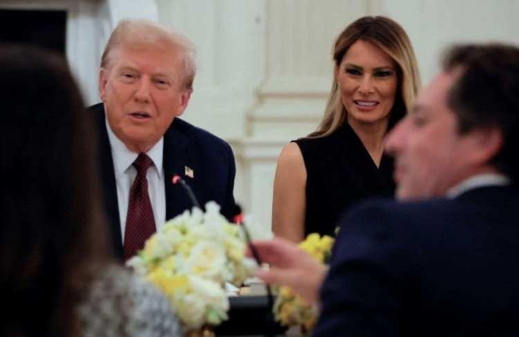 <p>ABD Başkanı Donald Trump, ülkenin önde gelen birçok teknoloji şirketinin üst düzey yöneticilerini Beyaz Saray'daki akşam yemeğinde ağırladı.</p>
<p>Trump'ın geçen hafta yenilettiği Beyaz Saray Gül Bahçesi’nde verilen yemeğe, First Lady Melania Trump da katıldı.</p>