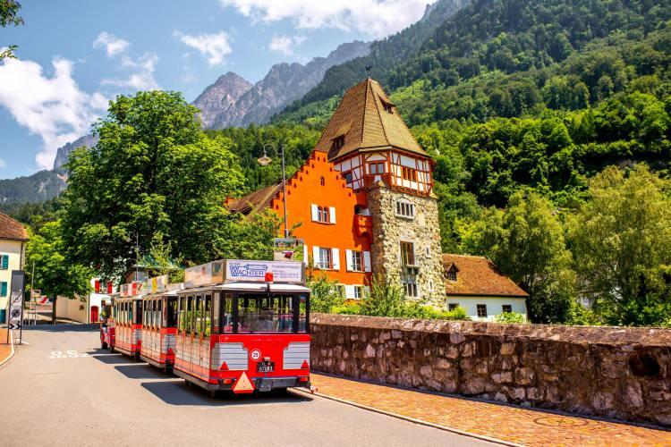 <p>Avrupa’nın küçük ama zengin prensliği Liechtenstein, vatandaşlık için oldukça uzun bir ikamet şartı öne çıkarıyor.</p>

<p>30 yıl boyunca ülkede yaşamış olmak gerekiyor.</p>

<p>Üstelik süreç yalnızca bürokratik işlemlerle bitmiyor; prensin ve parlamentonun onayı olmadan vatandaşlık verilmiyor.</p>

