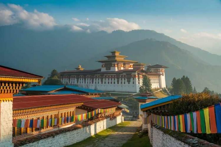 <p>Himalayalar’daki kapalı krallıklardan biri olan Bhutan’da vatandaşlık süreci çok sıkı denetim altında ilerliyor.</p>
<p>En az 20 yıl ülkede yaşamak, Butan dilini akıcı şekilde bilmek, kültürel uyum göstermek ve iyi karakter sahibi olmak aranıyor.</p>
<p>Ayrıca hükümet, başvuruları gerekçe göstermeden reddedebiliyor.</p>
