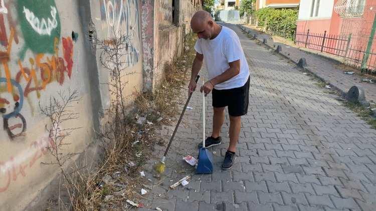 <p>Esenyurt ve Avcılar’ı birbirinden ayıran noktada yer alan bir sokağa, iki belediyeden de temizlik görevlisinin gelmemesi, burada oturanların tepkisine neden oldu. Bölge halkı, kendi imkanlarıyla temizlik yapıyor.</p>

<p> </p>
