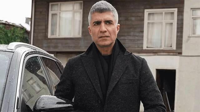 <p><span style="color:#800080"><em> "<strong>O dönemin çok meşhur bir şarkısı vardı: 'İki Gözüm İki Çeşme' diye. 'Ben gurbetin ocağında' diye başlayan, üst perdelerden bir şarkı. O sessizlikte ben onu okumaya başladım.</strong> Tam o sırada Türkiye'den gelen sanatçı içeri giriyor, beni duyuyor."</em></span></p>
