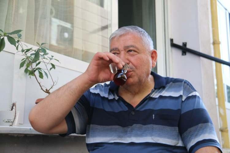 <p>Orta yaşın üstündekiler ‘Sıcak havalarda çay harareti alır' diyerek bol bol çay tüketirken gençler de tam tersi soğuk içecek tüketerek ferahlamayı tercih ediyorlar.</p>