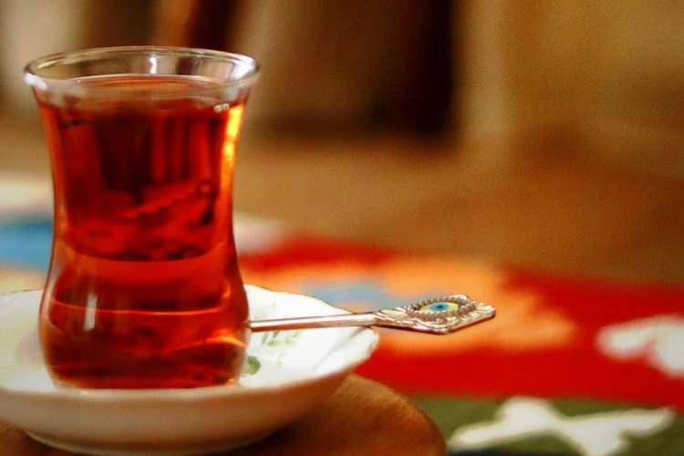 <p><span style="color:#800000"><em><strong>"BENCE ÇAY HARARETİ ALIYOR"</strong></em></span></p>
<p> </p>
<p>Özellikle sıcak havanın kendini iyice hissettirdiği öğle saatlerinde çayın daha çok tüketildiğini ifade eden kafe sahibi Rezzak Öztürk, şu ifadeleri kullandı:</p>