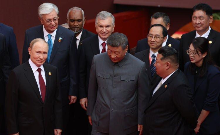 <p><span style="color:#B22222"><strong>KONUKLARINI BİZZAT KARŞILADI</strong></span></p>

<p> </p>

<p>Geçide Rusya Devlet Başkanı Vladimir Putin, Kuzey Kore lideri Kim Jong-un, İran, Malezya, Myanmar, Moğolistan, Endonezya, Zimbabve ve Orta Asya ülkelerinin liderleri de katıldı. </p>

<p>Çin Devlet Başkanı Şi Cinping ve eşi Peng Liyuan, yabancı konukları bizzat karşıladı. </p>
