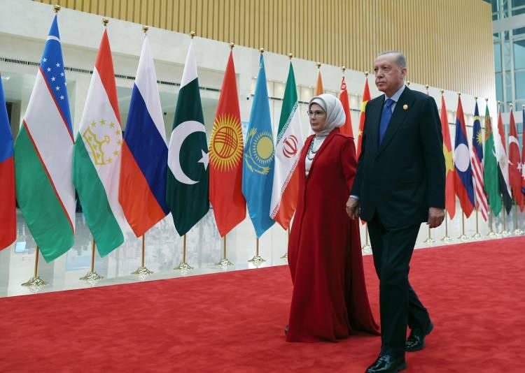 <p>Şanghay İşbirliği Örgütünün (ŞİÖ) 25. Devlet Başkanları Konseyi Zirvesi'ne katılmak üzere Çin'in Tiencin şehrinde bulunan Cumhurbaşkanı Recep Tayyip Erdoğan, zirve marjındaki temaslarını sürdürüyor.</p>

<p> </p>
