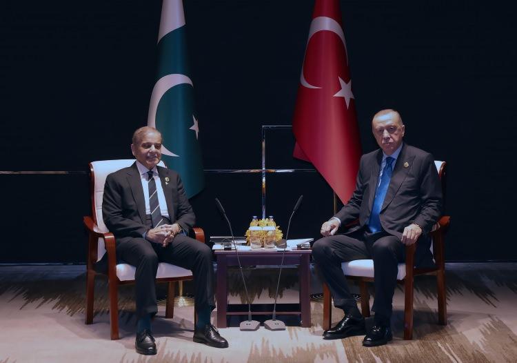 <p>Ardından Pakistan Başbakanı Şahbaz Şerif'i kabul etti.</p>