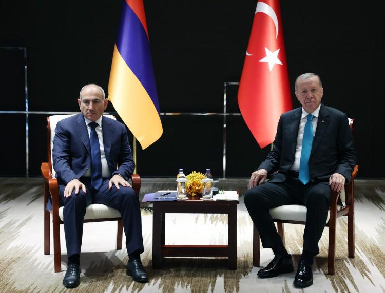 <p>Öte yandan Cumhurbaşkanı Erdoğan Ermenistan Başbakanı Nikol Paşinyan'ı kabul etti.</p>
<p> </p>