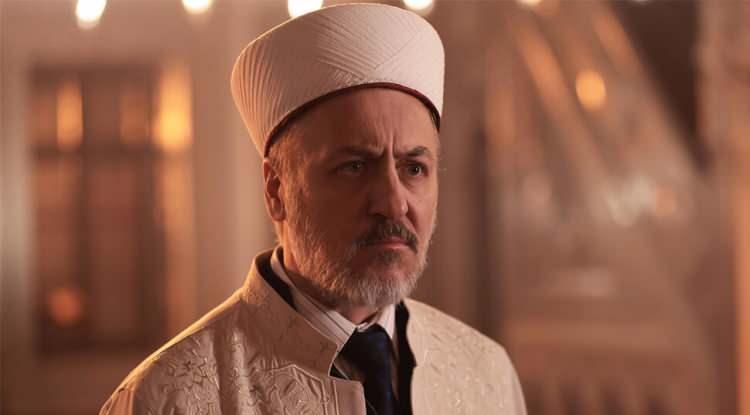 <p><strong><span style="color:#800080"><em>Ezel dizisindeki Kerpeten Ali ve Medcezir’deki Avukat Selim Serez gibi unutulmaz karakterlerle hafızalara kazınan Falay, gençlik yıllarından bir karesini takipçileriyle paylaştı.</em></span></strong></p>
