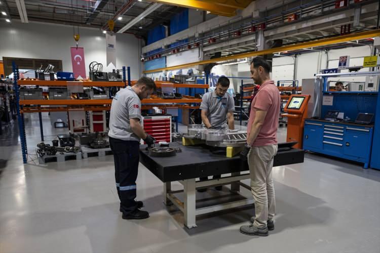 <p><strong>"Kara ve deniz araçlarımızın ihtiyacı olan 400-1500 beygir güç üreten motorlarımızı üretmeye başlamıştık. Şimdi de geçen sene ramazan ayında temelini attığımız tank fabrikamız Allah'a çok şükür artık seri üretime başladı. Bugün de gezdik, gördük. İnşallah çok yakın bir zamanda resmi açılış töreninin ardından da kuvvetlerimizin ve dost ülkelerimizin savunma sanayisindeki ihtiyaçlarını karşılayacak şekilde üretimine devam edecek."</strong></p>