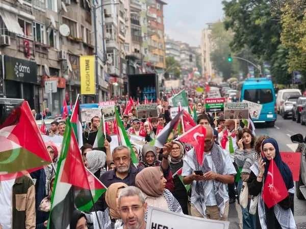 <p>Üsküdar'da düzenlenen yürüyüşe 7'den 70'e binlerce insan katılım gösterdi.</p>