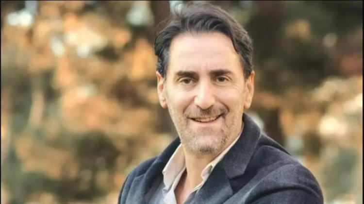 <p>Geçtiğimiz günlerde Şişli'de bir sanat galerisinde görüntülenen Bekir Aksoy galerinin içine kafe açtıklarını söyleyerek, yeni mesleğini kamuoyuna duyurdu.</p>
<p> </p>